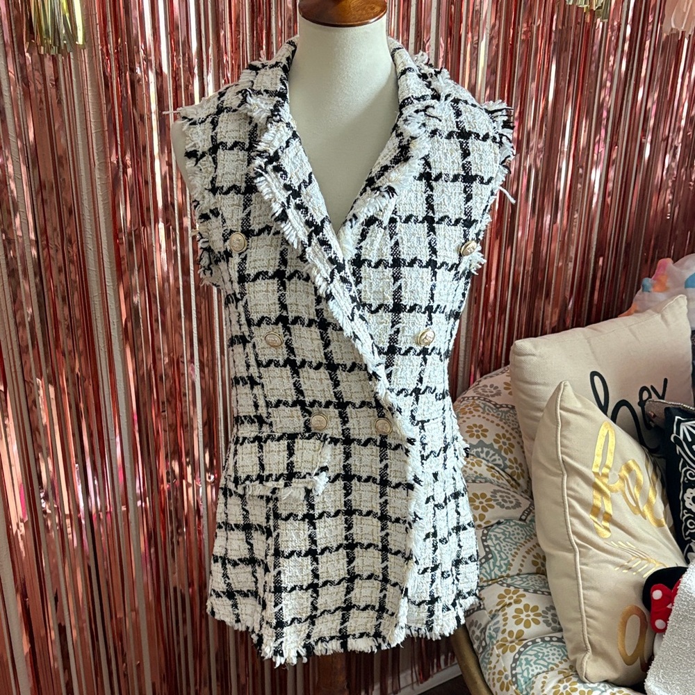 Chic Black and White Tweed Sleeveless Blazer